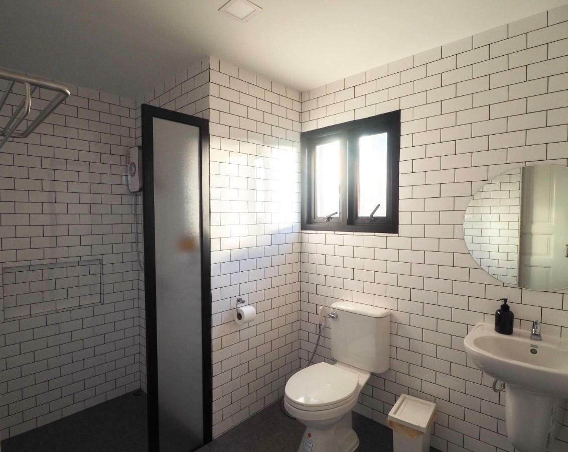 Wiw Mini Hotel Bangkok Bagian luar foto